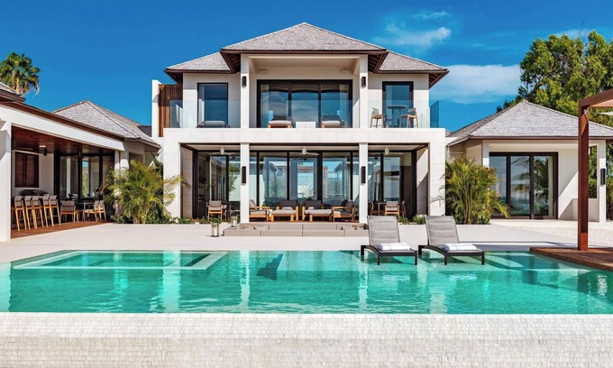 Grace Bay Villa | Moderna casa de playa ubicada en el exclusivo Prince of Wales Drive