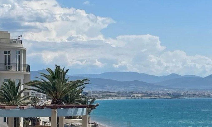 Loutraki-Agioi Theodoroi Apartamento | Modern Beachfront apartment Mamizona