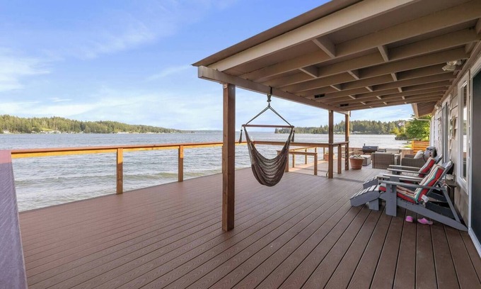 Allyn Cabina | Modern Beachfront Cabin with Hot Tub and Kayaks
