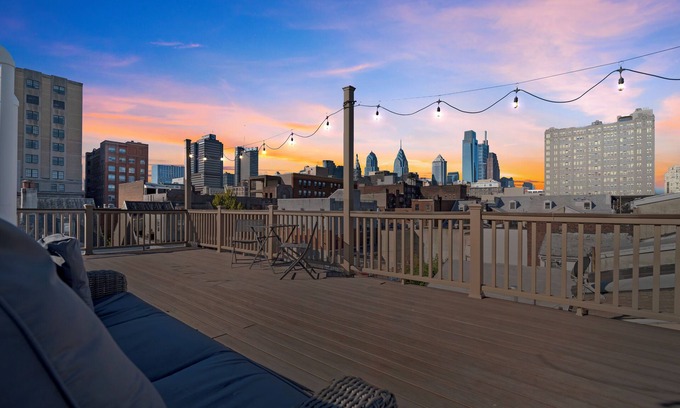 Chinatown Apartamento | Modern Bi-Level Loft w/ Private Rooftop Deck + Game Room Near Convention Center