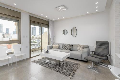 Kerem HaTeimanim Apartamento | Modern black & white by SeaU TLV