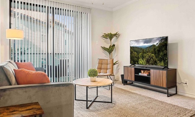 Irving Apartamento | Modern Boho WFH Getaway | Gym | FREE Parking