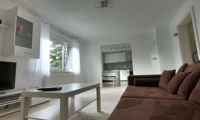 Trossingen Apartamento | Moderno y luminoso apartamento de 2.5 habitaciones con amplio baño y cocina en Trossingen