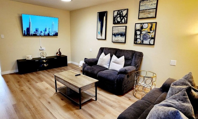 The Villas Apartamento | Modern & Bright 2BR Santana Row | Silicon Valley Stay