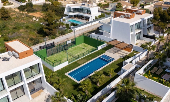 Calpe Chalet De Esquí | Bungalow moderno con piscina comunitaria y pista deportiva