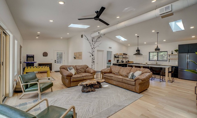 Siren Casa | Modern Cabin on Private Lake - HOT TUB KAYAKS INCLUDED