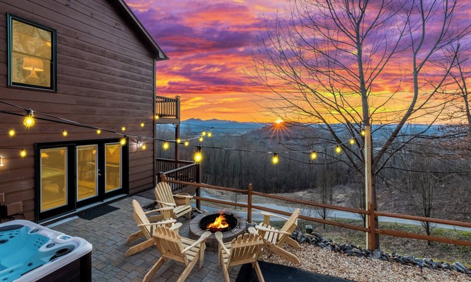 Blairsville Cabina | Modern cabin w/ loaded game room, hot tub, stunning views!