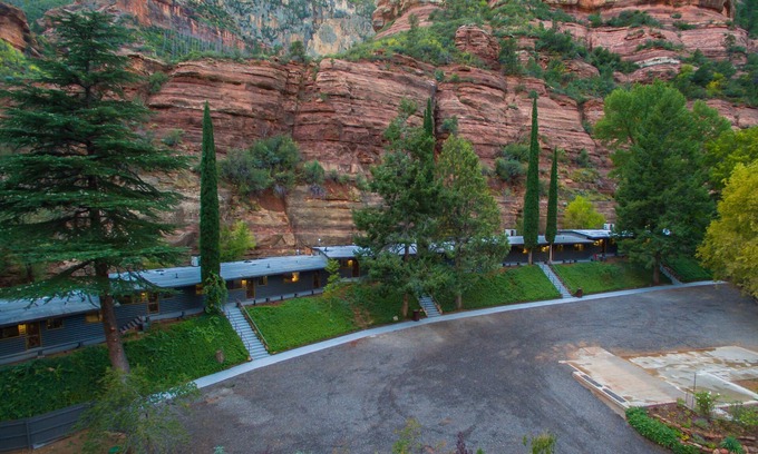 Sedona Casa | Modern cabins for 45 with views of the red rocks next to Slide Rock State park
