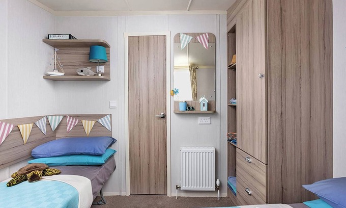 Cross Inn Casa | Modern caravan with one double and two twins.
