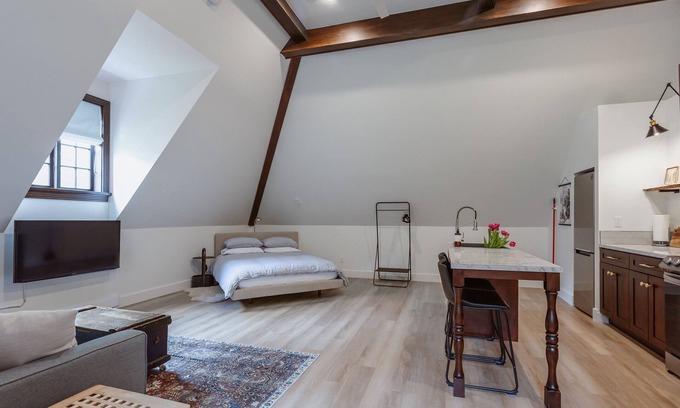 Maple Bay Casa | Modern Carriage House…close to trails and ocean