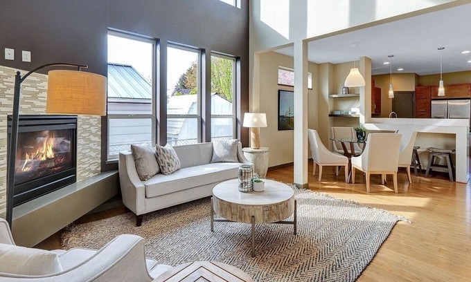 St. Johns Casa | Modern Cathedral Townhouse! Bright!