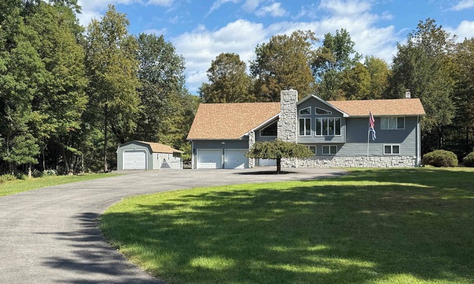 Cairo Casa | Modern Catskills Retreat with Creek & Fire Pit