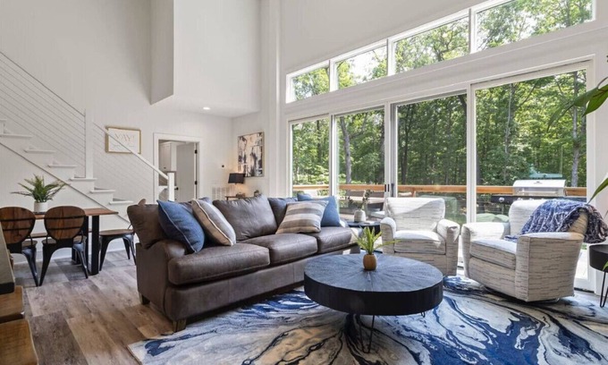 Bella Vista Casa | Modern Chalet Near Back 40 Trails Hot Tub & Forest Views