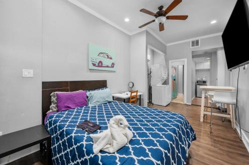 Neartown Apartamento | Modern & Chic Montrose Studio - Prime Location & Free Parking