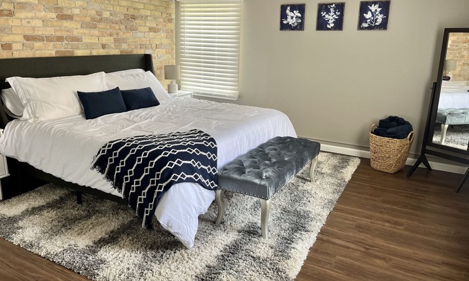 Bay City Apartamento | Modern clean 1 BR apartment near River in Historic District restaurants/bars