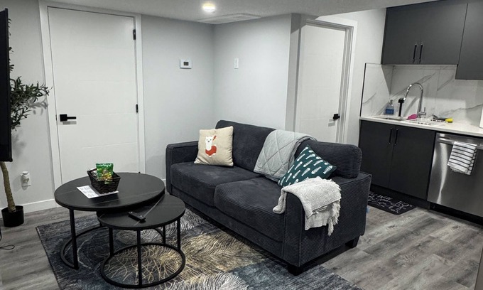 Southeast Edmonton Casa | Modern comfort just 15 minutes from the airport, with a full kitchen.