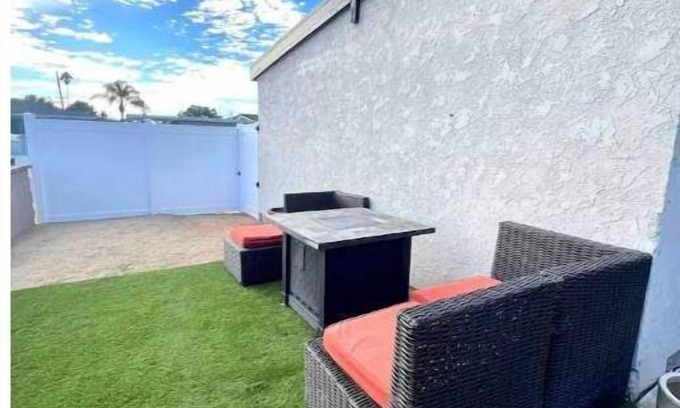 Harbor Gateway South Casa | Modern, Comfortable 3bd w/ Backyard Space & Grill