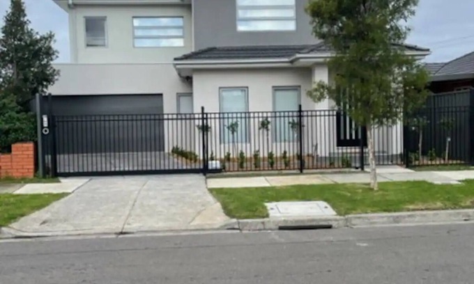 Thomastown Casa | Modern Comfortable Home, close to transport, 17k CBD