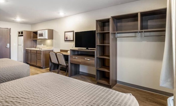 Bellflower Casa | Modern Comforts in a Charming Locale! Full Kitchen, Pets Allowed, Free Parking!