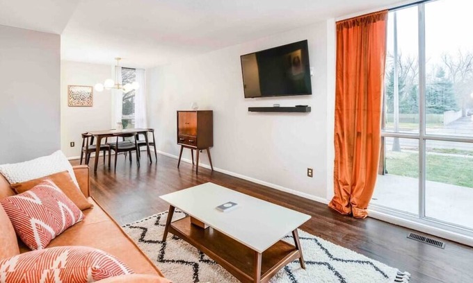 Drayton Plains Condominio | Modern Condo Near B · Interior Designer's Modern Condo Near Beaumont