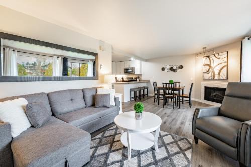 Birch Bay Apartamento | Modern Condo with Family-Friendly Hot Tub 102