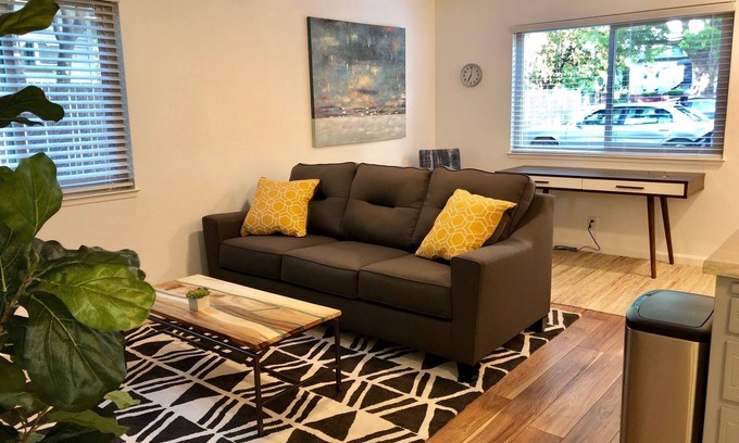 Chico Apartamento | Moderno-contemporáneo de 2 dormitorios cerca del centro de Chico