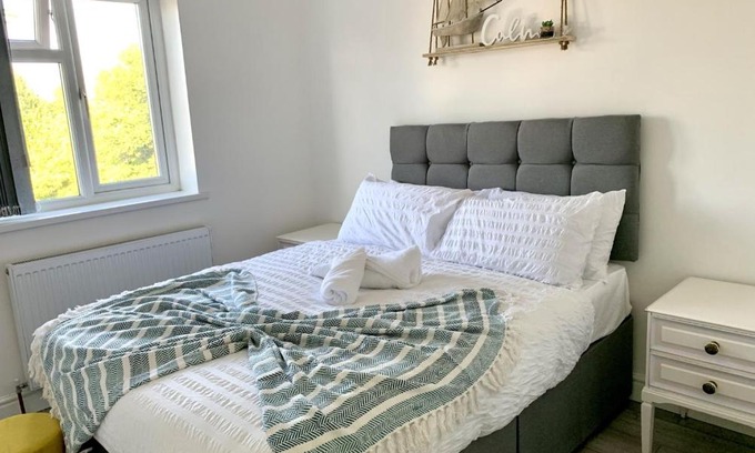 Stonnall Casa | Modern & Cosy 2-Bed Apartment Near NEC, Airport & JLR!