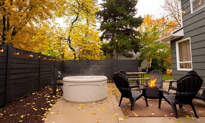 Zilwaukee Casa | Modern Cottage with Hot Tub