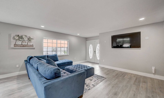 Richmond West Casa | Modern cozy home! Single Family with game room, Pool & Patio.