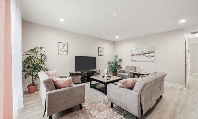 Worth Casa | Modern & Cozy house in Chicago suburb