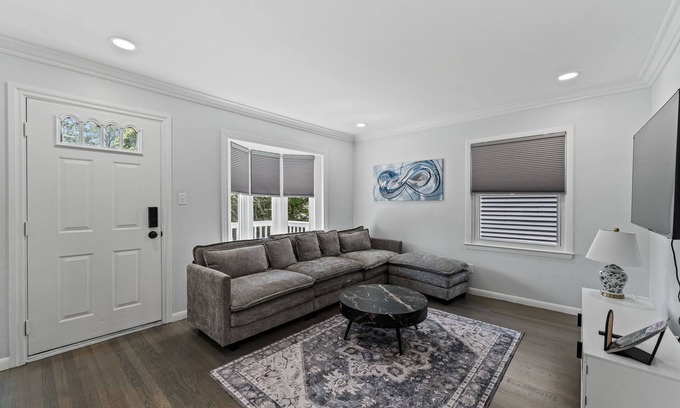 Clawson Casa | Modern Cozy Retreat