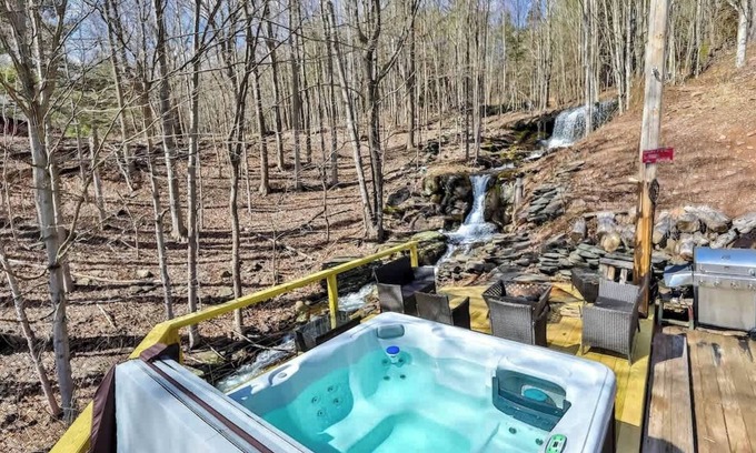 Ashland Casa | Modern Creekside Home w/ Hot Tub & Gym