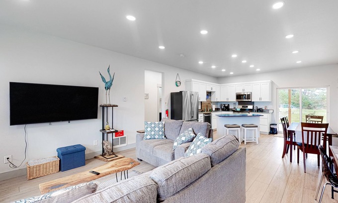 Bandon Apartamento | Modern, Dog-Friendly Home with a Full Kitchen, Washer/Dryer, Furnished Patio
