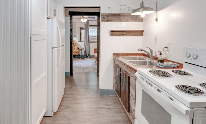 Burnsville Apartamento | Modern, Dog-Friendly Getaway on Cane River!