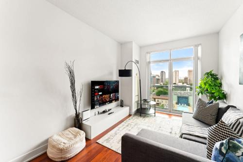 Upper Jarvis Apartamento | Modern Downtown Escape w Den & City Comforts