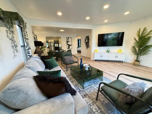 Mid-Wilshire Hotel | Modern Duplex with 6 beds and Sofa bed in Miracle Mile Longwood