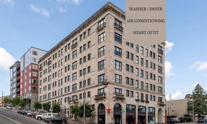 New Tacoma Condominio | Modern Elegance in the Heart of Downtown Tacoma | King Bed + Parking + AC