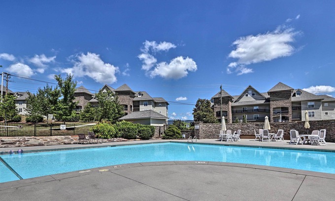 Bean Station Condominio | Modern Family Condo with Pano Lake Views & Pool!