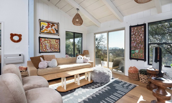 Coarsegold Cabina | Modern family friendly cabin near Yosemite. BBQ. Deck. WiFi. AC. Pet friendly.