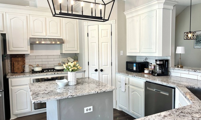 Waxahachie Casa | Modern Family Getaway w/ Pool, Pet Friendly, Near Shops & Dining