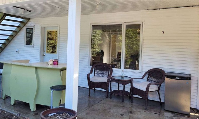 Salmon Valley Otro | Modern Farm Stay with Hot Tub - 3 Bedroom(4 Beds)