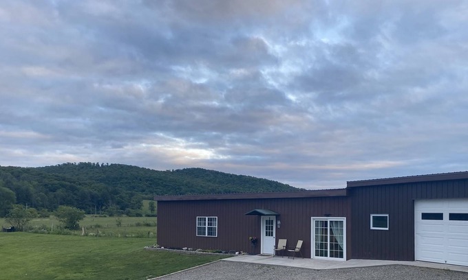Caroline Casa | Modern farmhouse centrally located 25 minutes from Ithaca and the Finger Lakes.