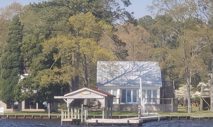Bath Casa | Modern Farmhouse Cottage on water with dock