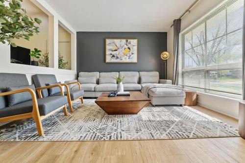 Streamwood Casa | Modern Farmhouse w King Bed Near Shopping