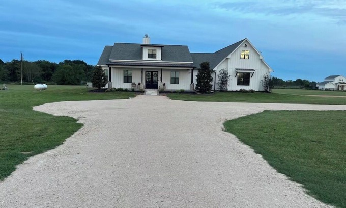 Sealy Otro | Modern farmhouse with a pool