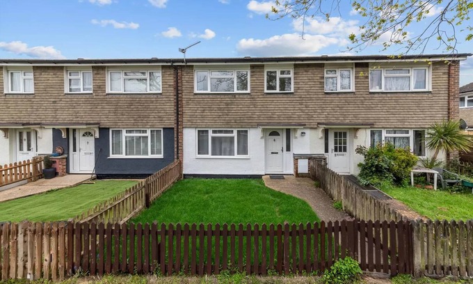 Five Oak Green Casa | Modern Fashionably Refurbished 4 bedroom Home with Wi-Fi