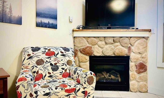 East Kootenay Condominio | Modern Fernie Studio with Private Deck and BBQ