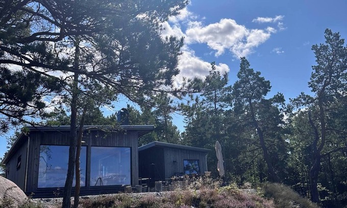 Risor Cabina | Modern Fjord Cabin w/ Panoramic Views, Deck & Dock - Risør Getaway