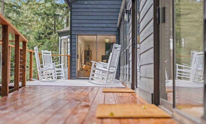 Artondale Casa | Modern Forest Retreat: Dog Friendly, Scenic Views