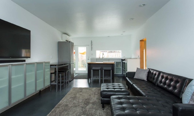North End Casa | Modern Get Away - Retiro de escritores